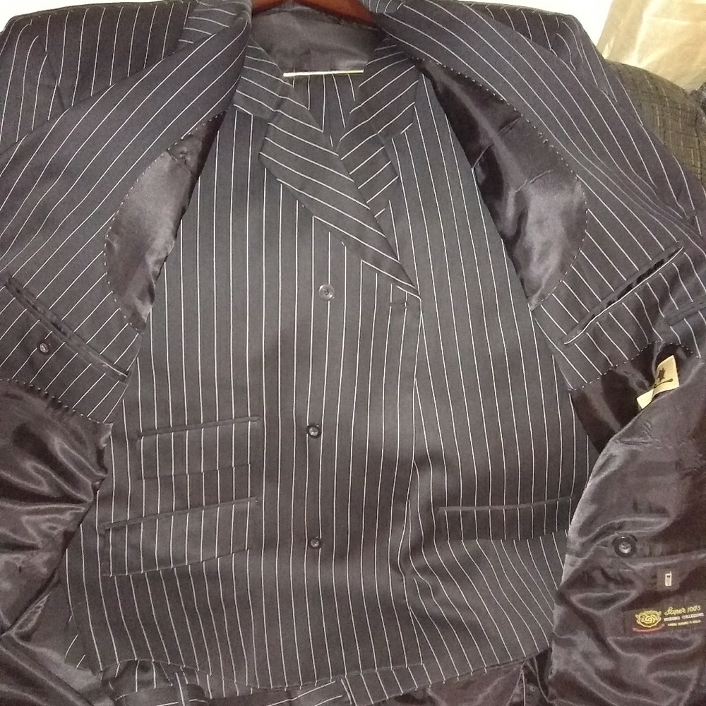 Multiple suits - Picture 2 of 6